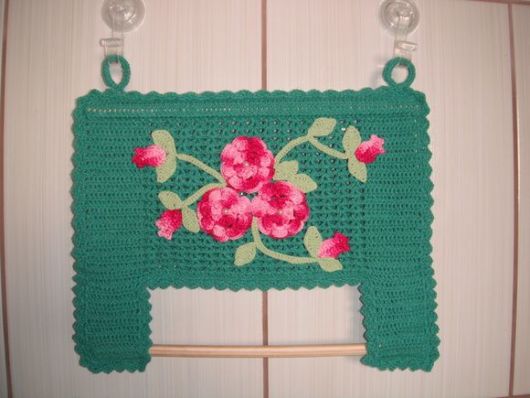 porta-papel toalha de crochê com flores e folhas