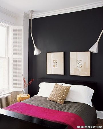 quarto feminino com parede preta