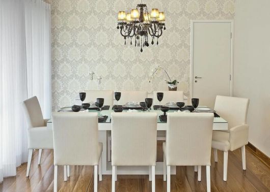 Sala de jantar decorada com papel de parede