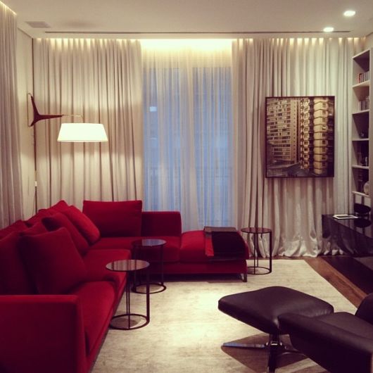 sala com sofá de veludo vermelho