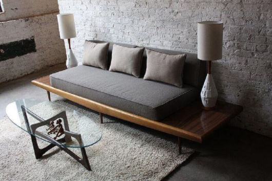 sofá simples de madeira