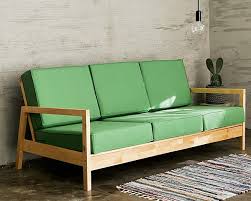 sofá simples de madeira