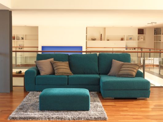 Sala com sofá de canto simples