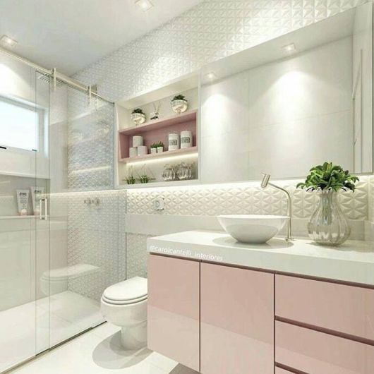 Banheiro com decoração rosa
