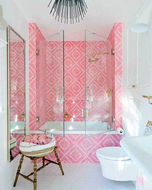 Banheiro com decoração rosa