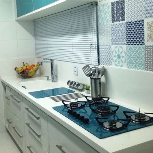 Cozinha branca e azul.