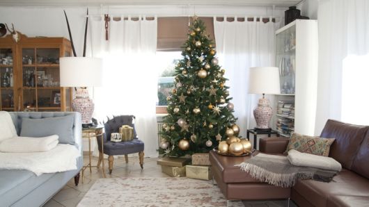 sala com árvore de natal