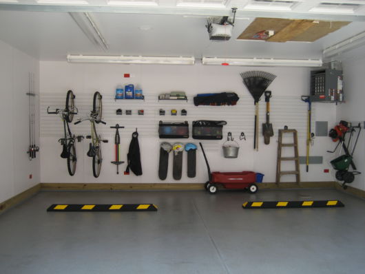 garagem simples e bonita com parede organizada