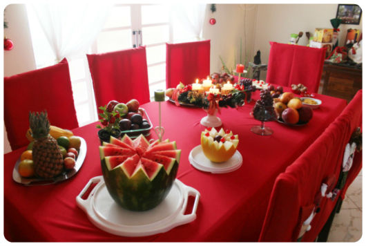 Mesa de Natal simples com frutas