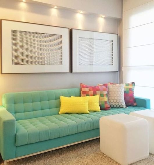 sala com sofá verde