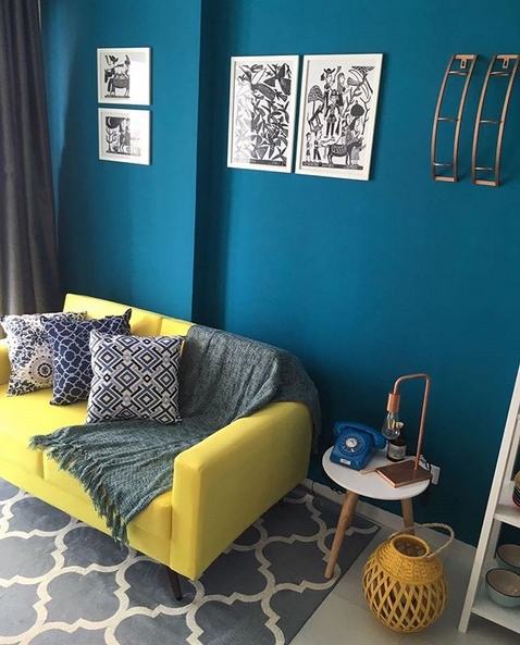 sala com parede azul
