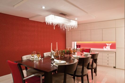 Sala de jantar decorada com vermelho
