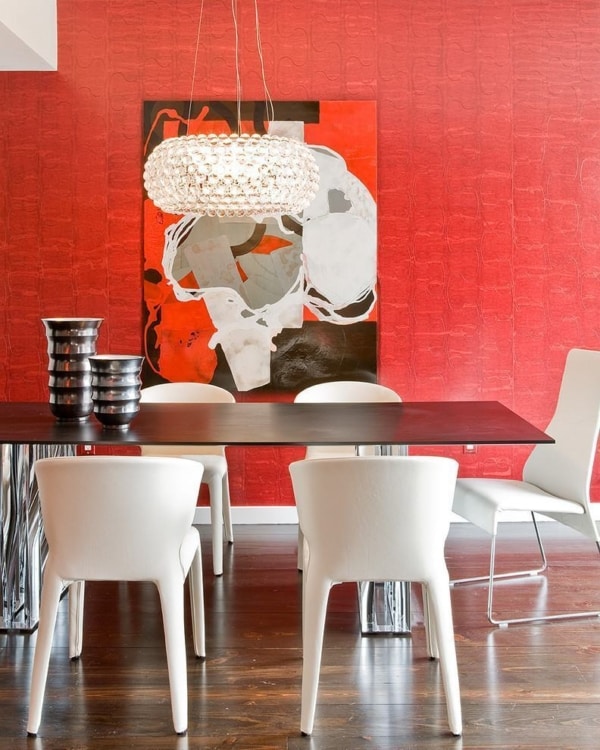 Sala de jantar simples decorada com vermelho