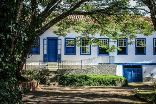 casa de campo com janelas coloridas