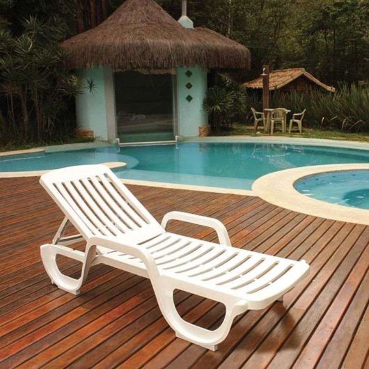 piscina com deck de madeira