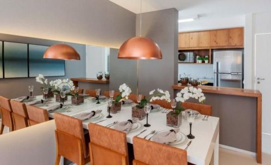 Sala de jantar com pendente cobre
