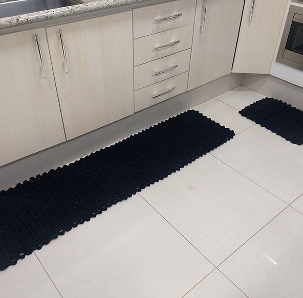 tapete de cozinha preto com estampa geométrica