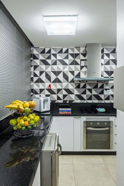 cozinha com cerâmica estampada na parede