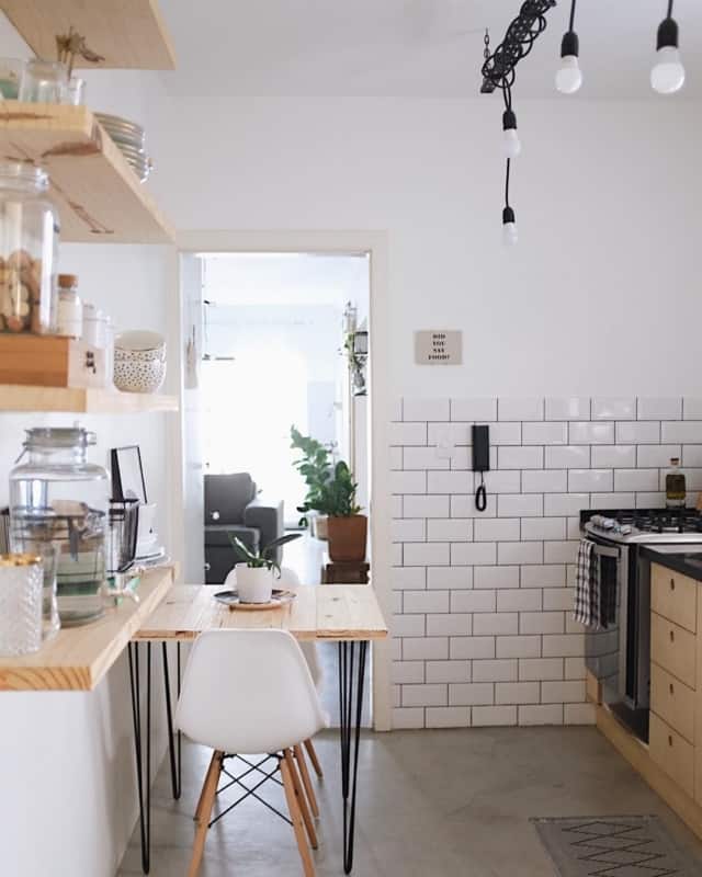 cozinha com azulejo metrô e rejunte preto