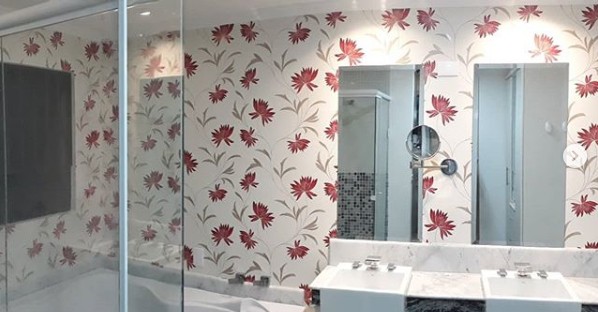 banheiro decorado com estampa de flores