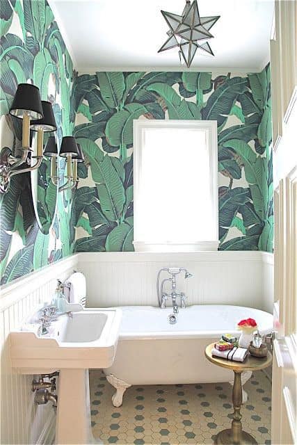 banheiro com decoração tropical