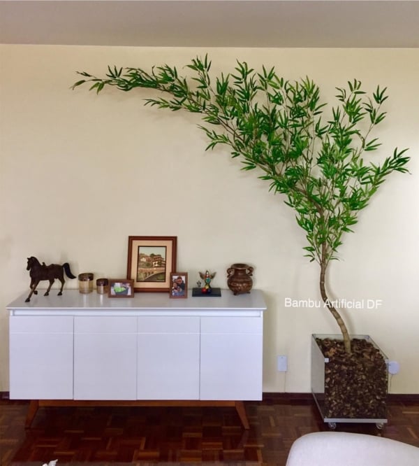 sala com bambu artificial na decoração