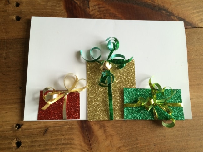 cartão decorado com pacotes de presentes