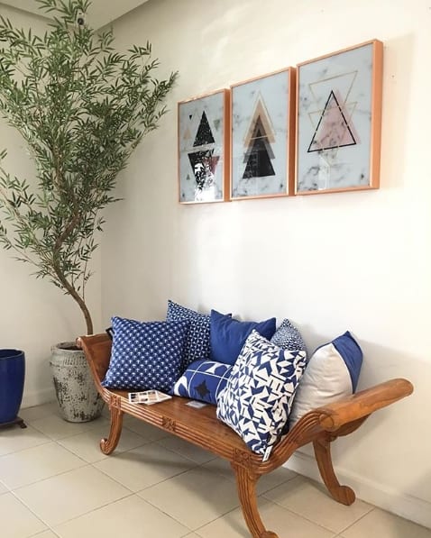 sala com sofá de madeira e planta