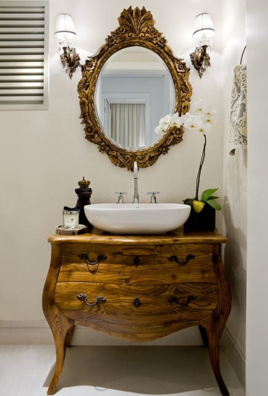 banheiro com cômoda de madeira
