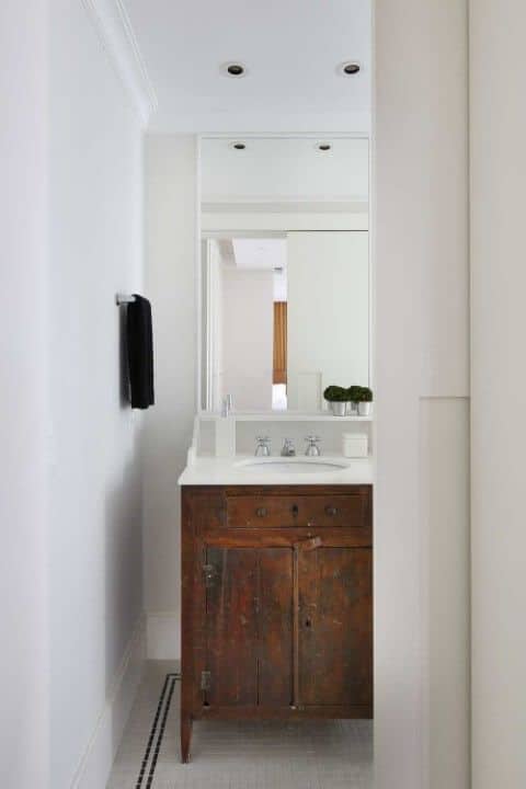 banheiro com móvel de madeira