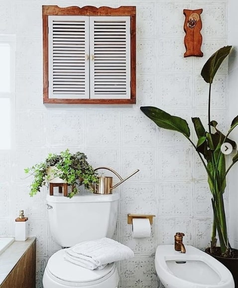 banheiro rústico com papel de parede