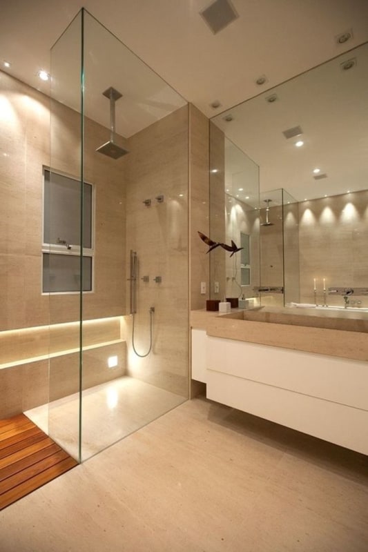 Banheiro com mármore travertino romano e armário branco