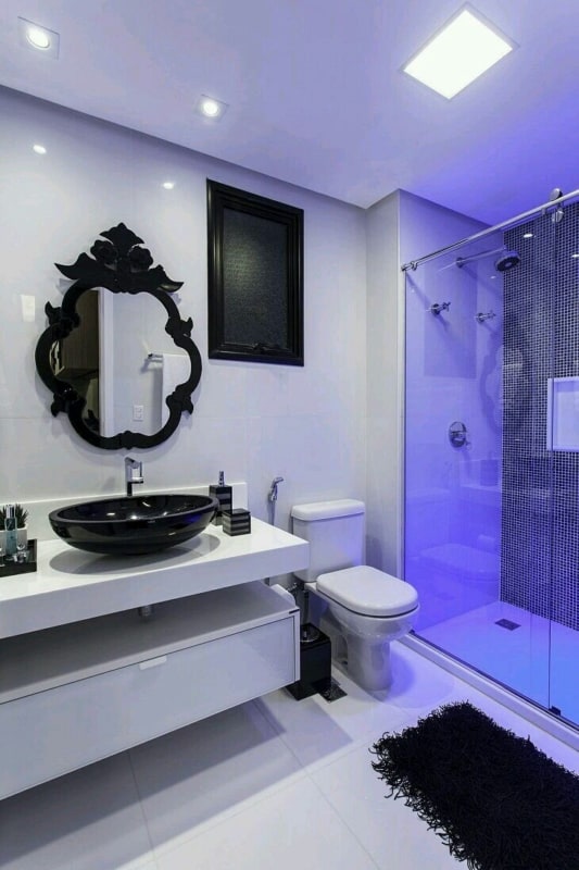 Banheiro preto e branco com plafon embutido e spots de led