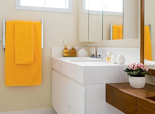 Banheiro simples com parede pérola