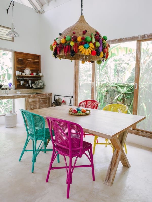 Cozinha colorida com piso de mármore bege travertino