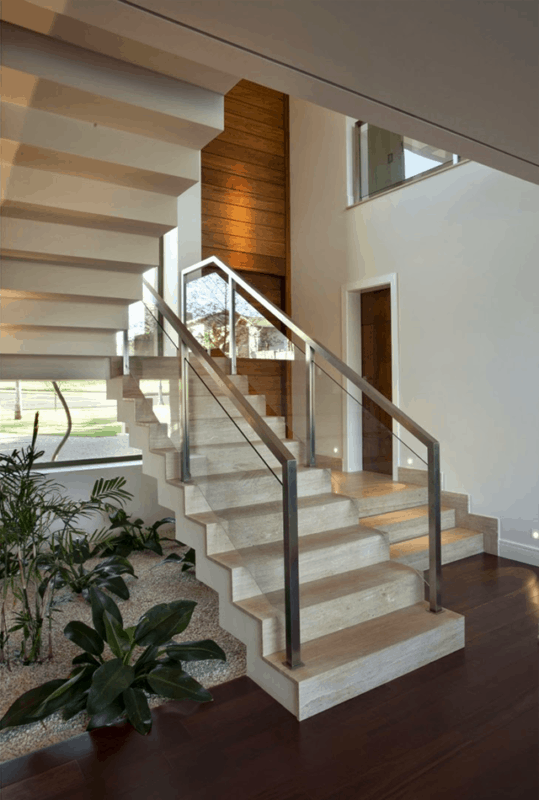 Escada moderna de mármore travertino