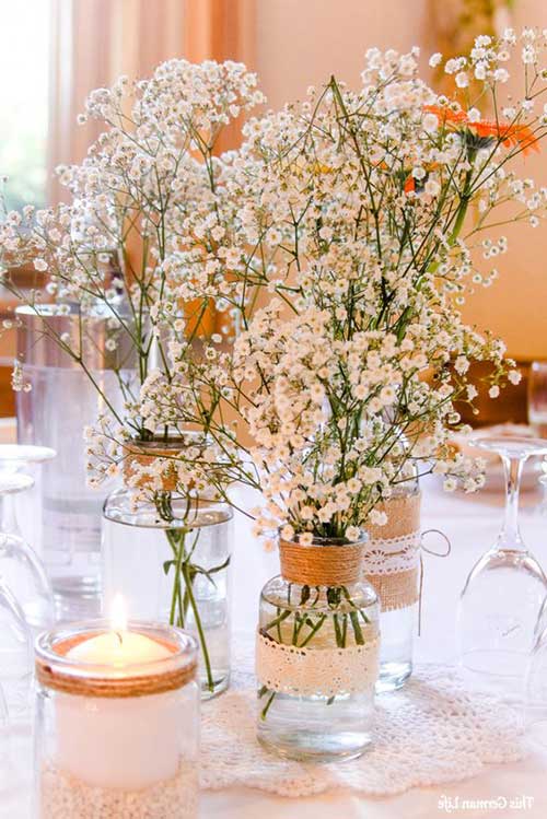 Mesa decorada com flores do campo