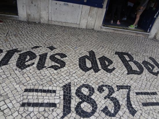 Pedra portuguesa na calçada clássica