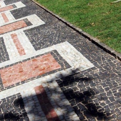 Pedra portuguesa na calçada desenhada