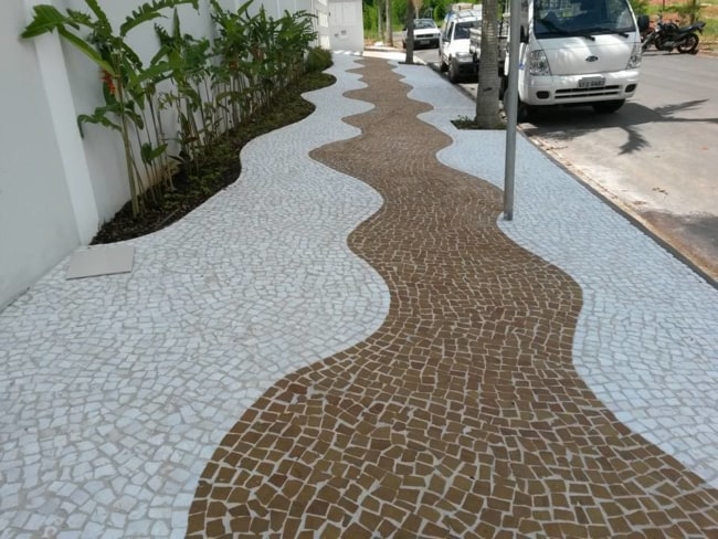 Pedra portuguesa na calçada do prédio