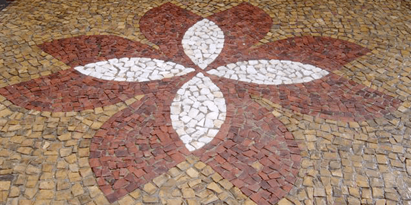 Pedra portuguesa na calçada personalizada