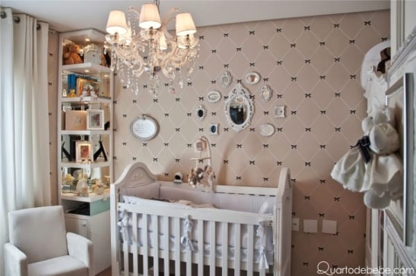 Quarto de bebê decorado com branco e pérola