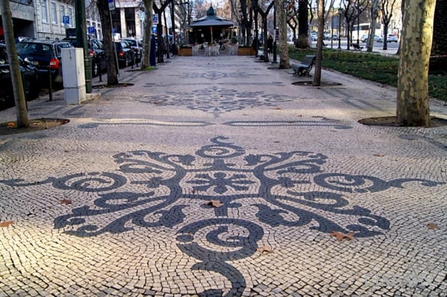 calçada portuguesa em cidades