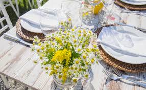 flores do campo na mesa de almoço