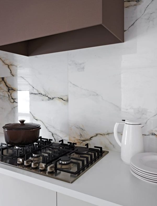 Cozinha com porcelanato marmorizado