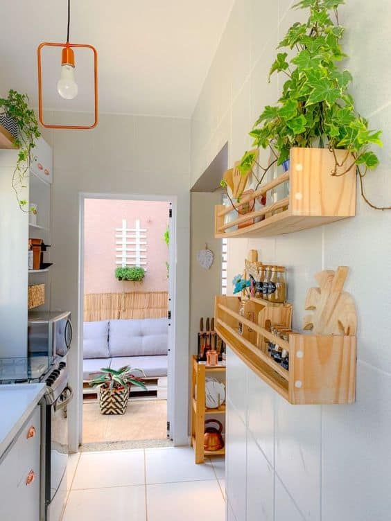 cozinha com prateleiras e decoração vertical