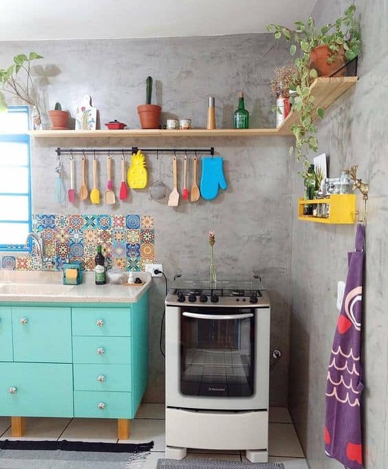 cozinha com decoração colorida