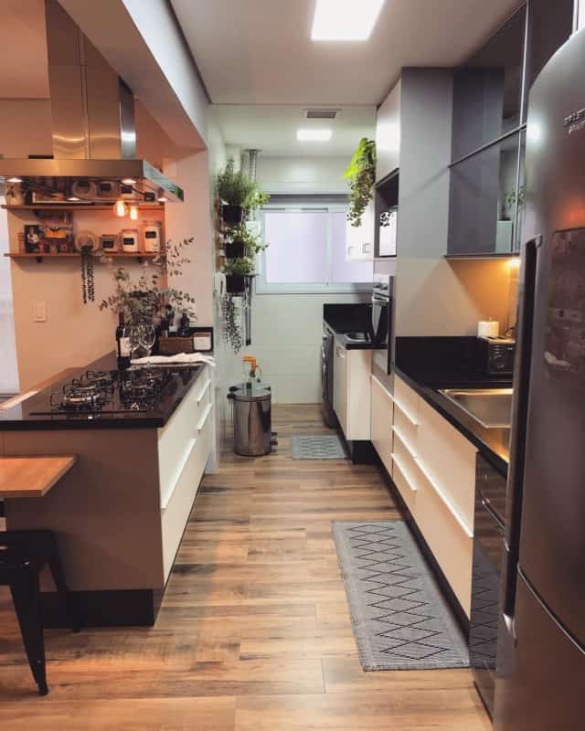 cozinha americana com piso que imita madeira