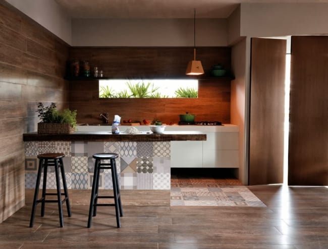 cozinha com piso e paredes que imitam madeira