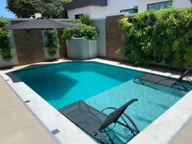 piscina com área de sombra
